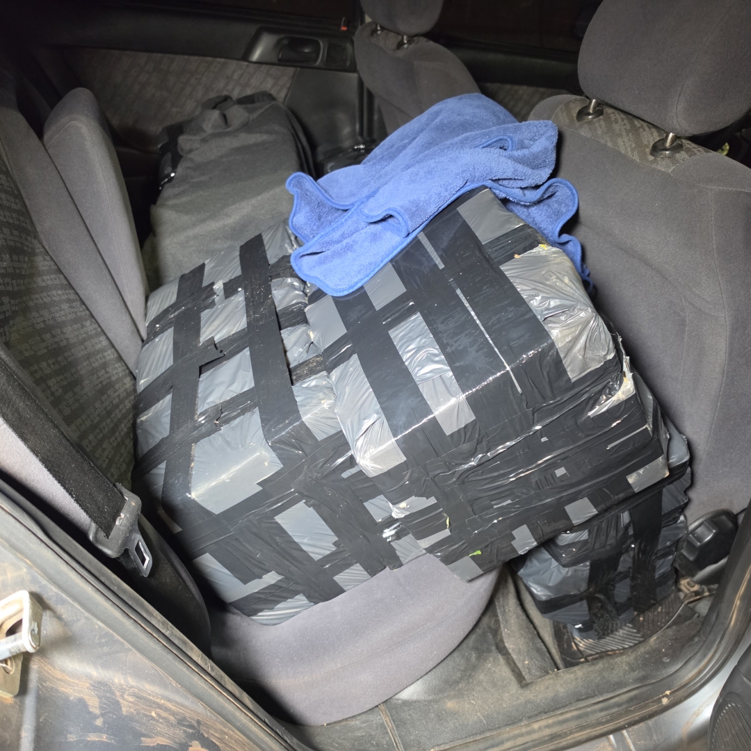 Perseguição termina com acidente, motorista ferido, apreensão de 320 quilos de maconha e pistola em Maringá