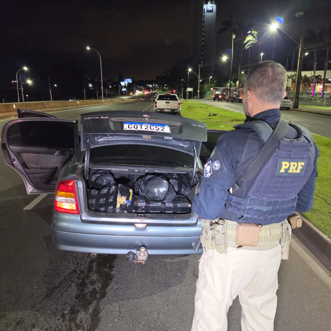 Perseguição termina com acidente, motorista ferido, apreensão de 320 quilos de maconha e pistola em Maringá