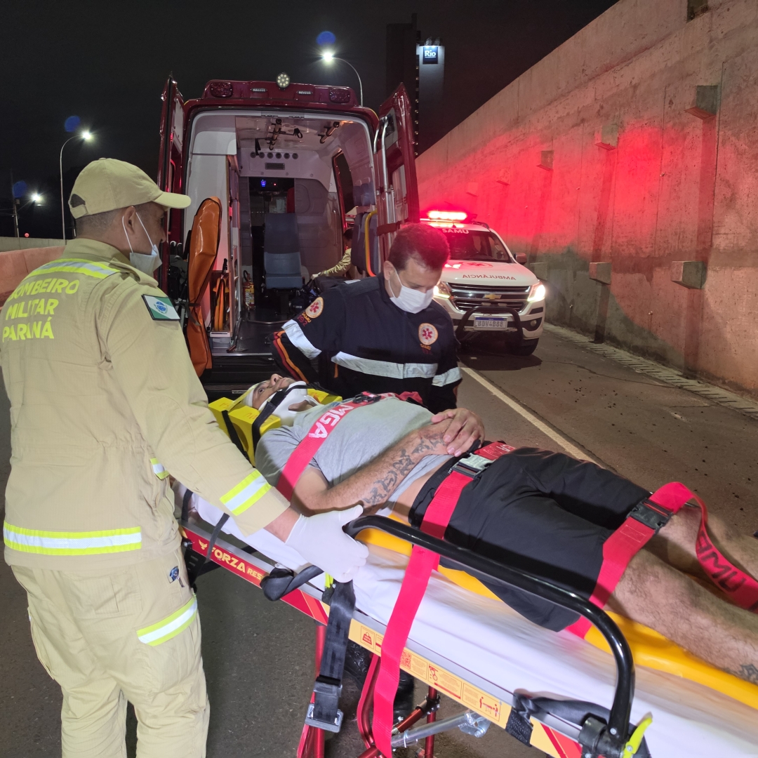 Perseguição termina com acidente, motorista ferido, apreensão de 320 quilos de maconha e pistola em Maringá