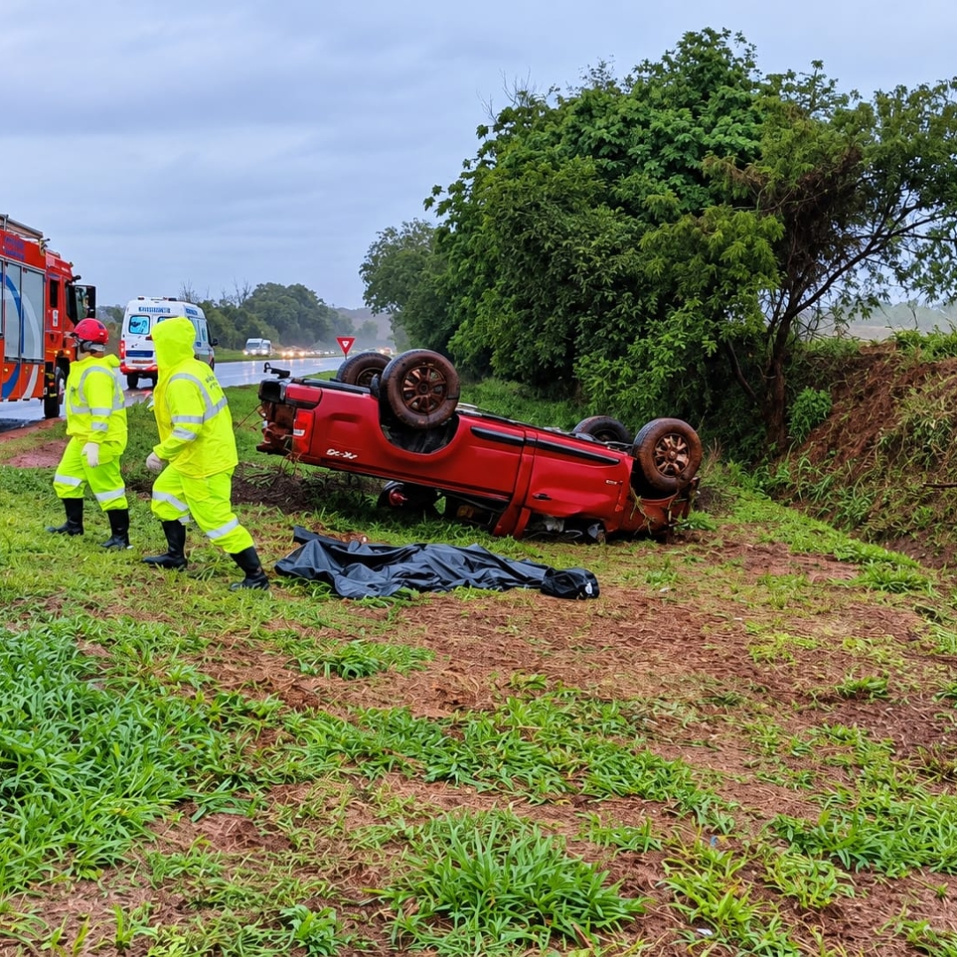 Maringaense de 67 anos morre após ser ejetado de caminhonete durante capotamento em Marialva