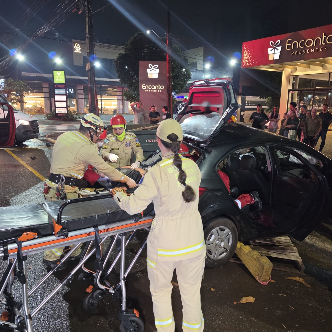 Grave acidente na Avenida Brasil deixa dois jovens entubados após carro bater violentamente contra caçamba em Maringá