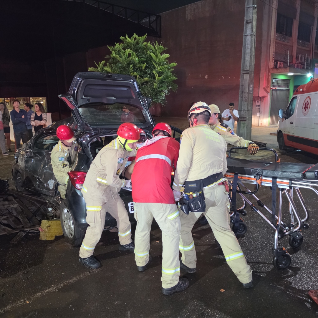 Grave acidente na Avenida Brasil deixa dois jovens entubados após carro bater violentamente contra caçamba em Maringá