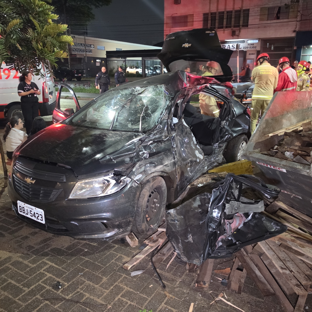 Grave acidente na Avenida Brasil deixa dois jovens entubados após carro bater violentamente contra caçamba em Maringá