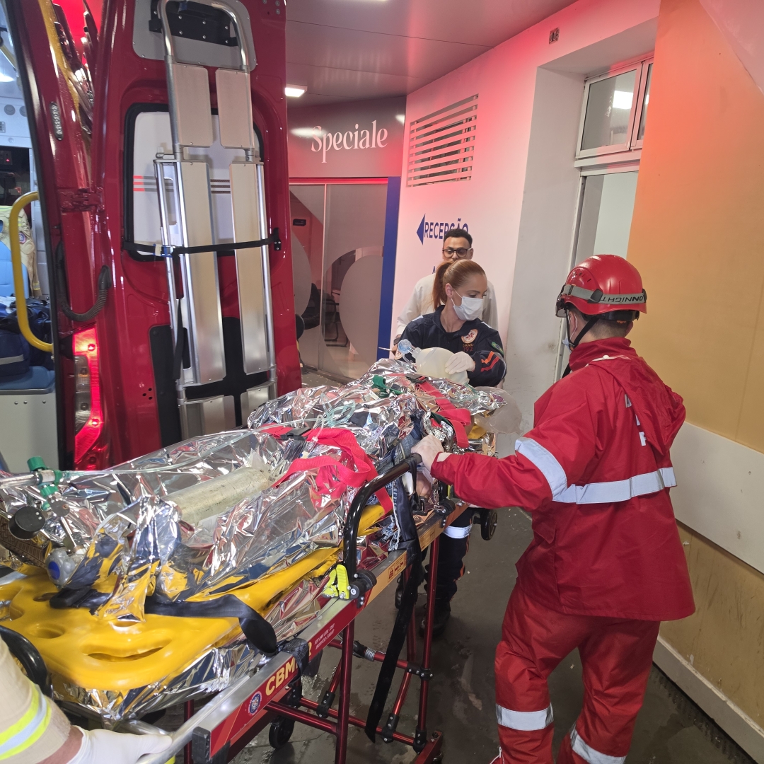 Grave acidente na Avenida Brasil deixa dois jovens entubados após carro bater violentamente contra caçamba em Maringá