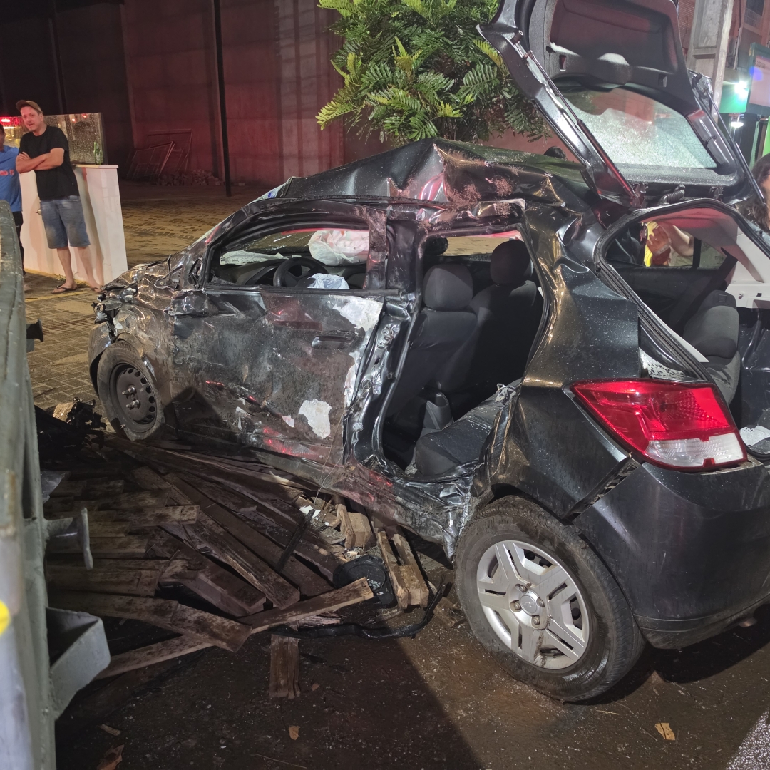 Polícia vai analisar câmeras para apurar suspeita de racha que terminou em grave acidente na Vila Operária