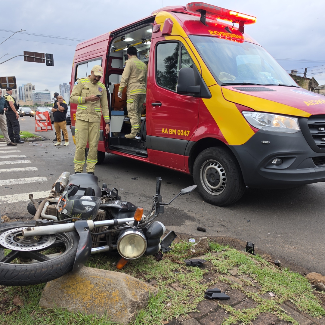 Motociclista fica ferido após avançar sinal vermelho e bater contra carro em Maringá