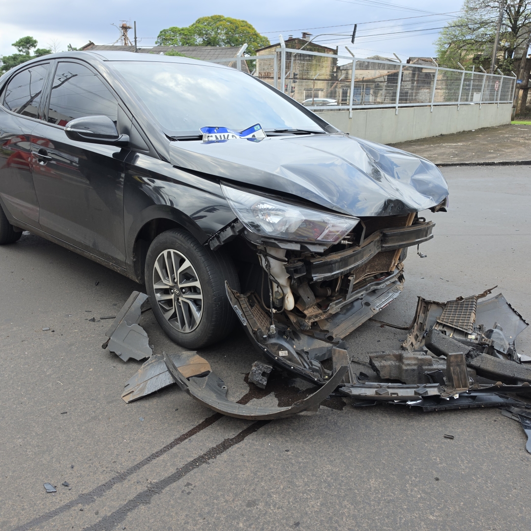 Motociclista fica ferido após avançar sinal vermelho e bater contra carro em Maringá