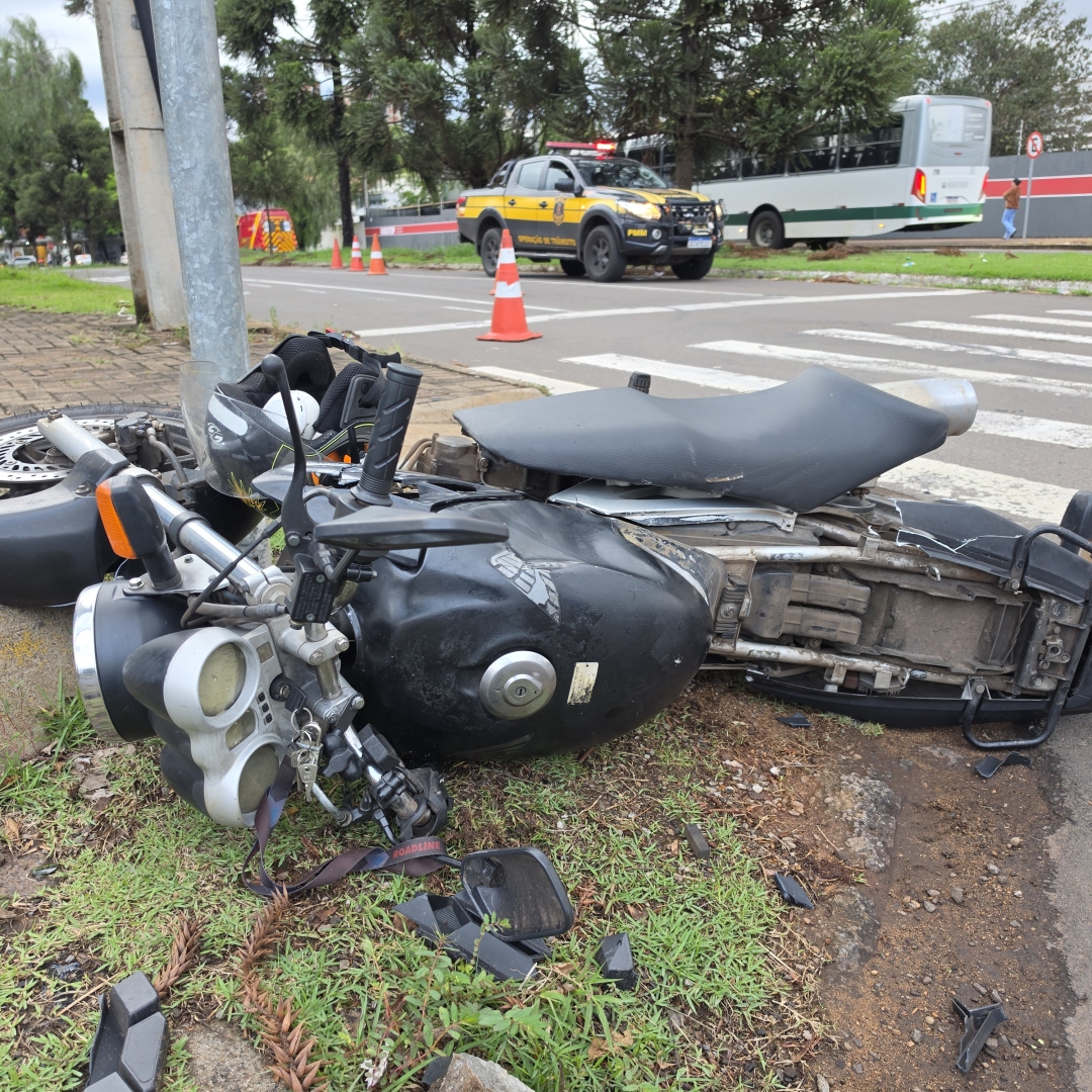 Motociclista fica ferido após avançar sinal vermelho e bater contra carro em Maringá