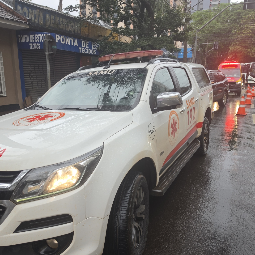 Mulher de 21 anos é atropelada em faixa de pedestres no centro de Maringá