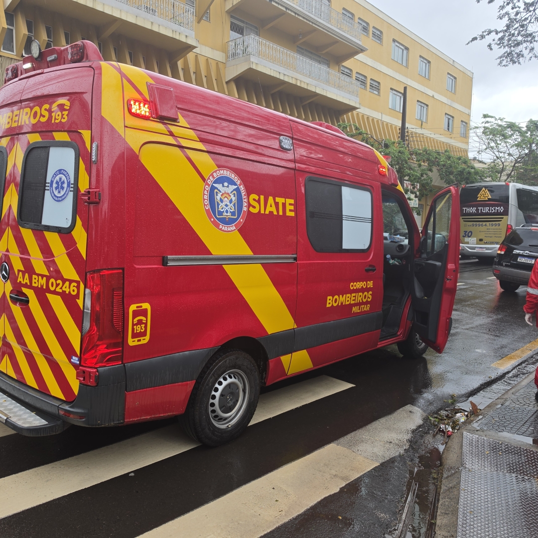 Mulher de 21 anos é atropelada em faixa de pedestres no centro de Maringá