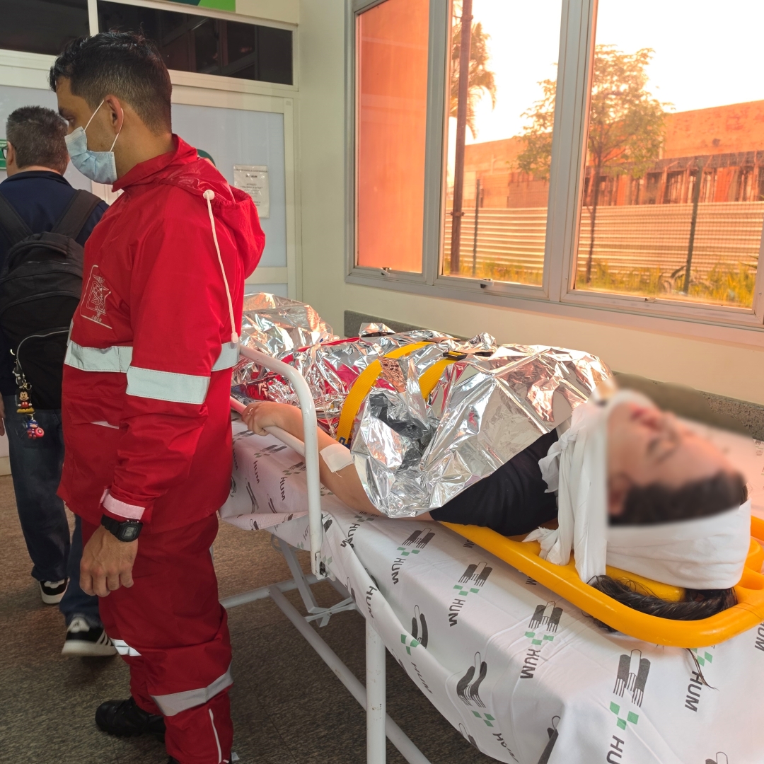 Mulher de 21 anos é atropelada em faixa de pedestres no centro de Maringá