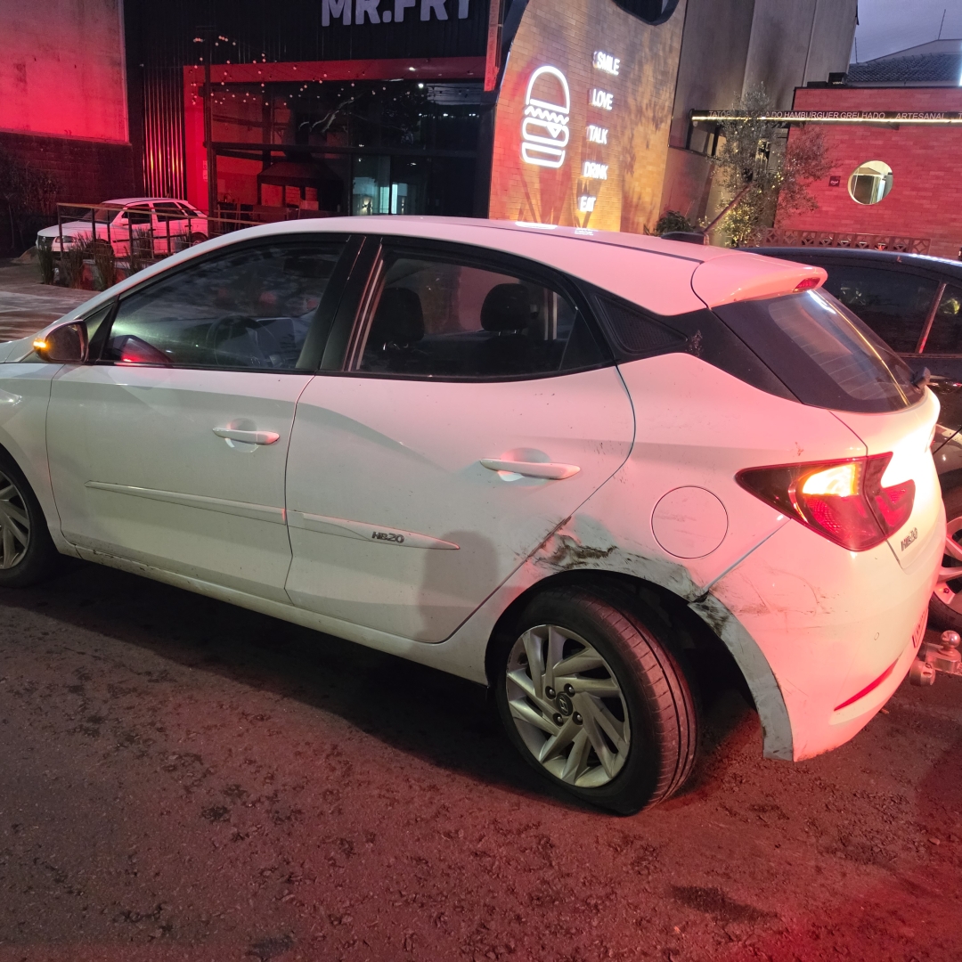 Caminhão estacionado irregularmente pode ter provocado acidente seguido de capotamento em Maringá