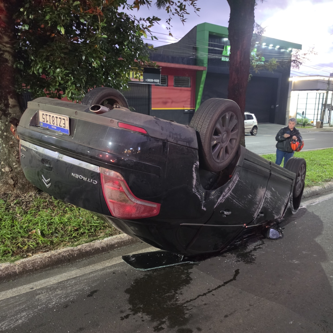 Caminhão estacionado irregularmente pode ter provocado acidente seguido de capotamento em Maringá