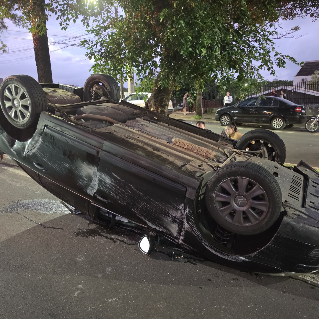 Caminhão estacionado irregularmente pode ter provocado acidente seguido de capotamento em Maringá