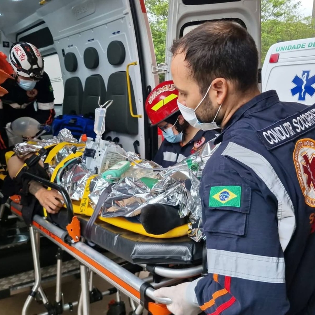 Motorista de Van fica em estado crítico após colisão frontal com caminhão na PR-317, em Iguaraçu