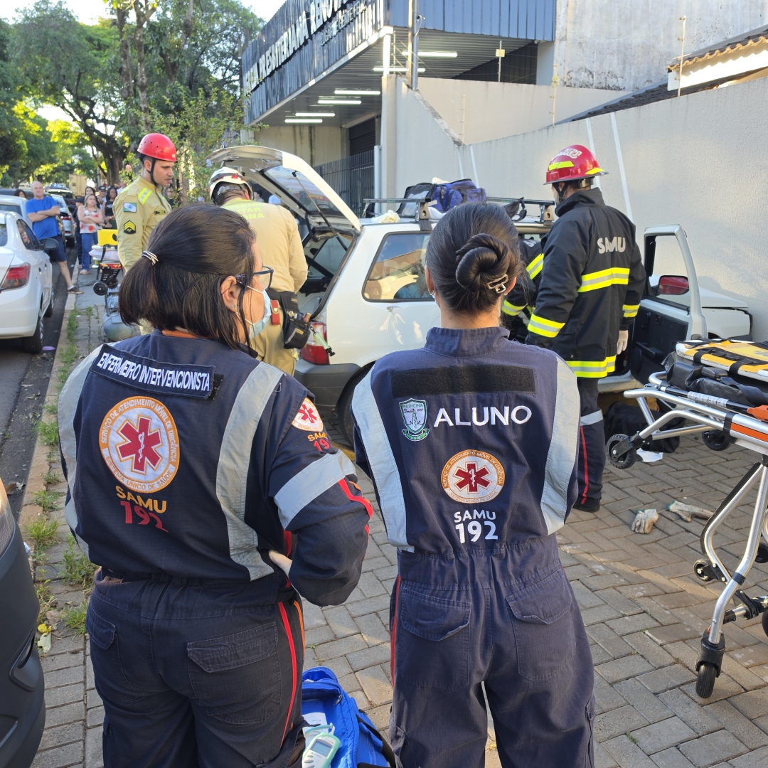 Idosa é retirada pelo porta-malas após violenta batida de carro em Maringá
