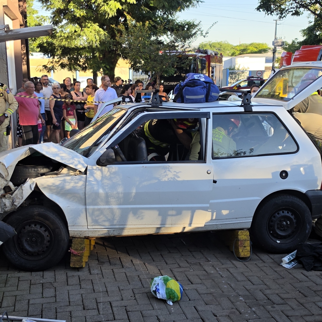 Idosa é retirada pelo porta-malas após violenta batida de carro em Maringá