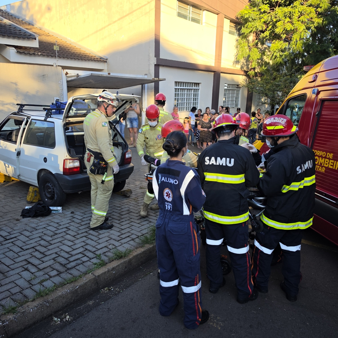 Idosa é retirada pelo porta-malas após violenta batida de carro em Maringá
