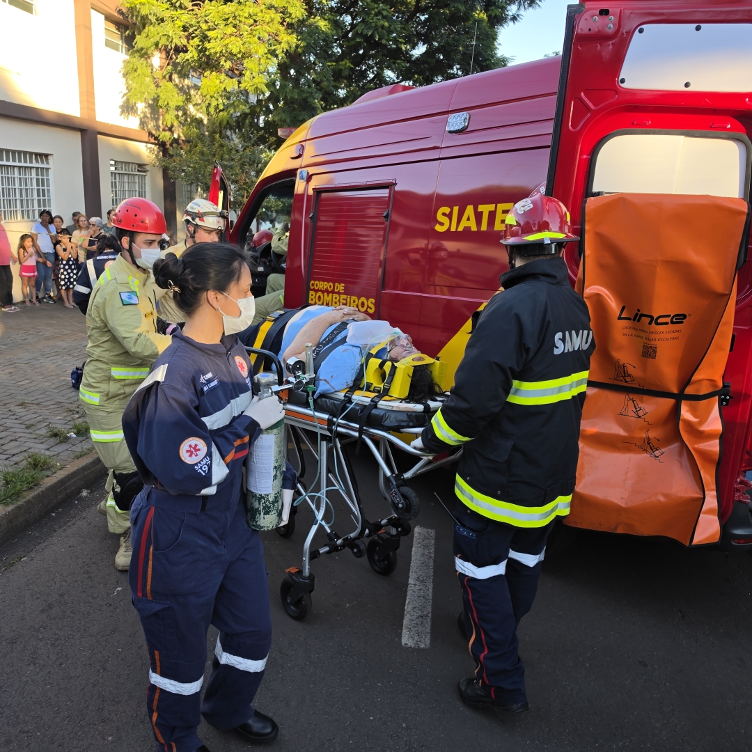Idosa é retirada pelo porta-malas após violenta batida de carro em Maringá