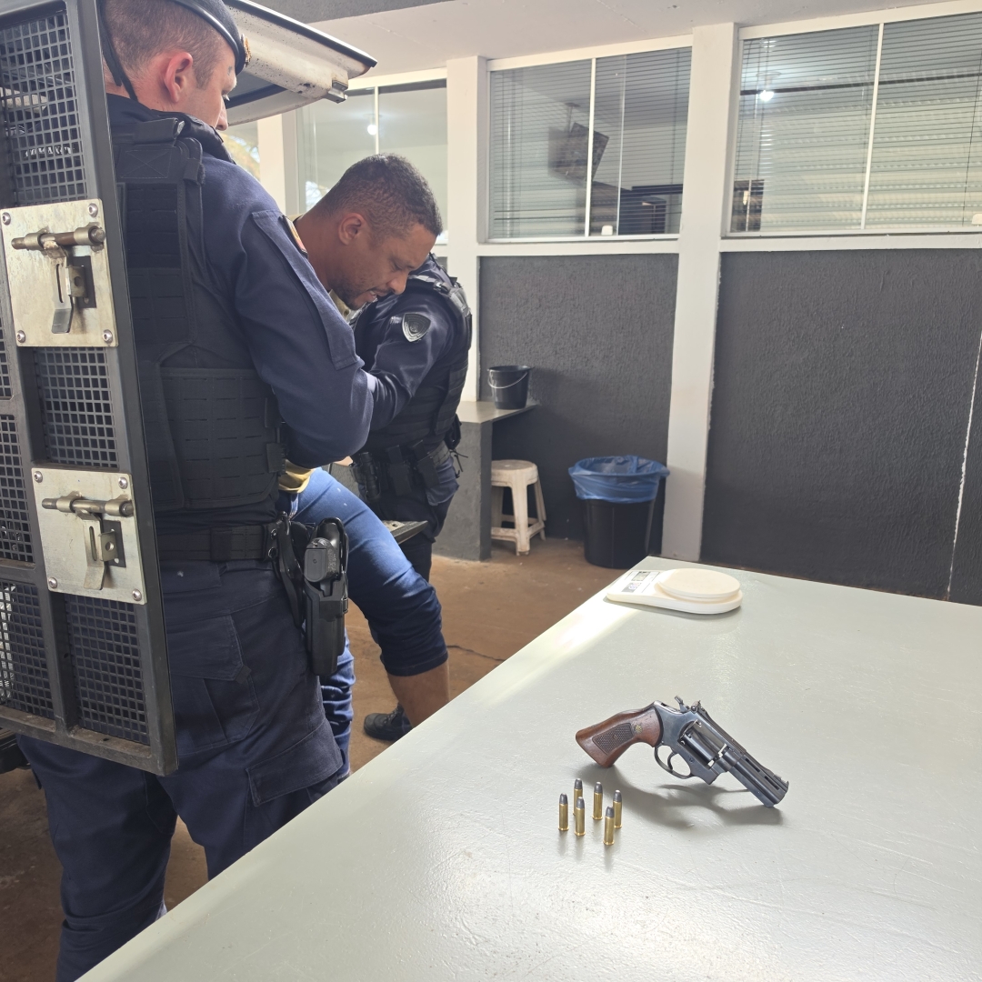 Após quase ser derrubado de moto, guarda municipal aborda motorista e descobre arma de fogo