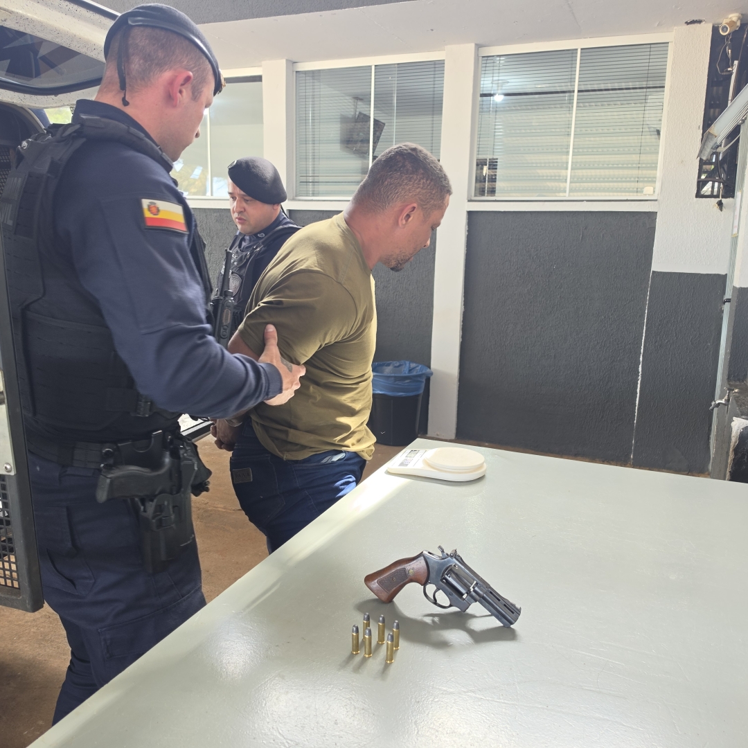 Após quase ser derrubado de moto, guarda municipal aborda motorista e descobre arma de fogo