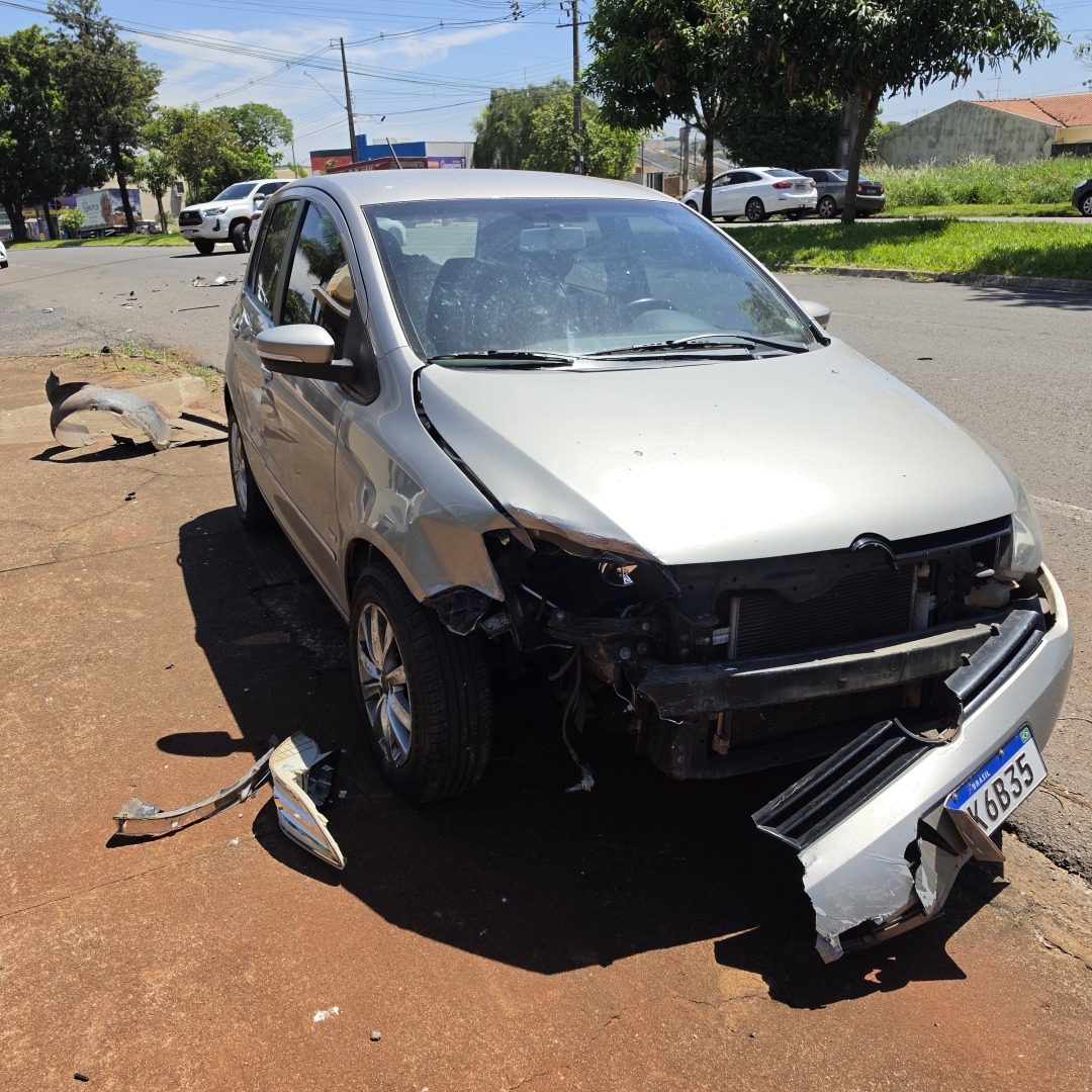 Após ser atingido por carro, Peugeot roda na pista e bate violentamente contra árvore em Maringá