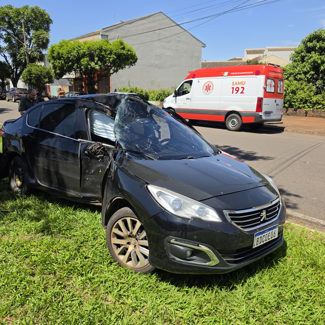 Após ser atingido por carro, Peugeot roda na pista e bate violentamente contra árvore em Maringá