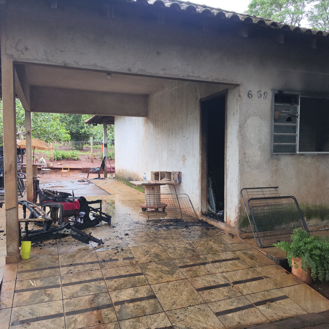 Incêndio destrói residência e deixa três pessoas em estado gravíssimo no distrito de Vale Azul, em Sarandi
