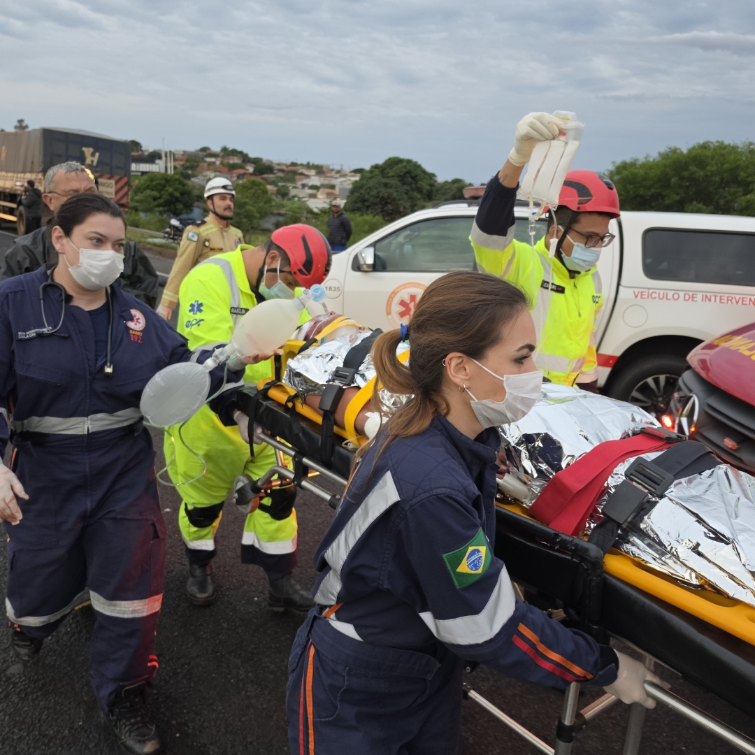 Cinco pessoas são arremessadas para fora de carro durante capotamento em Mandaguaçu