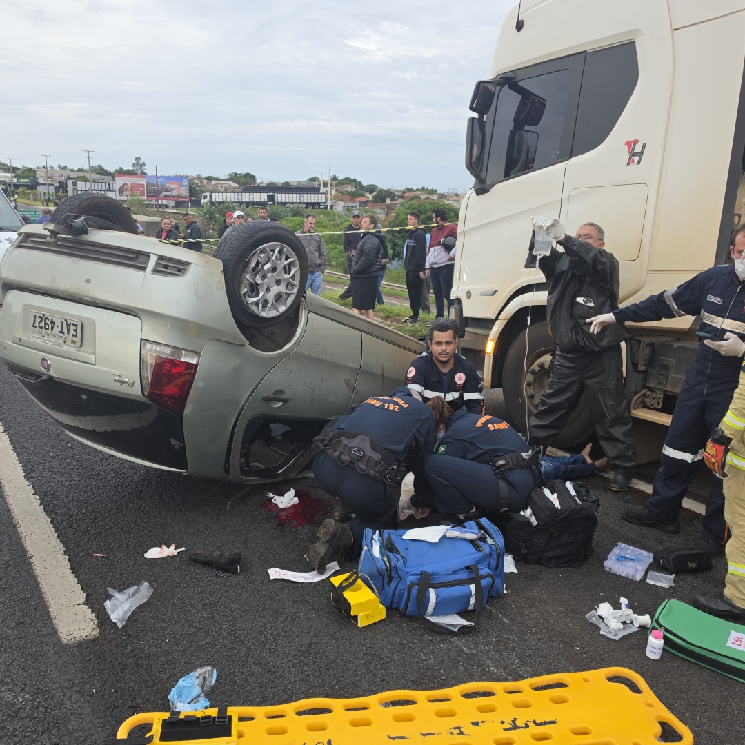 Cinco pessoas são arremessadas para fora de carro durante capotamento em Mandaguaçu