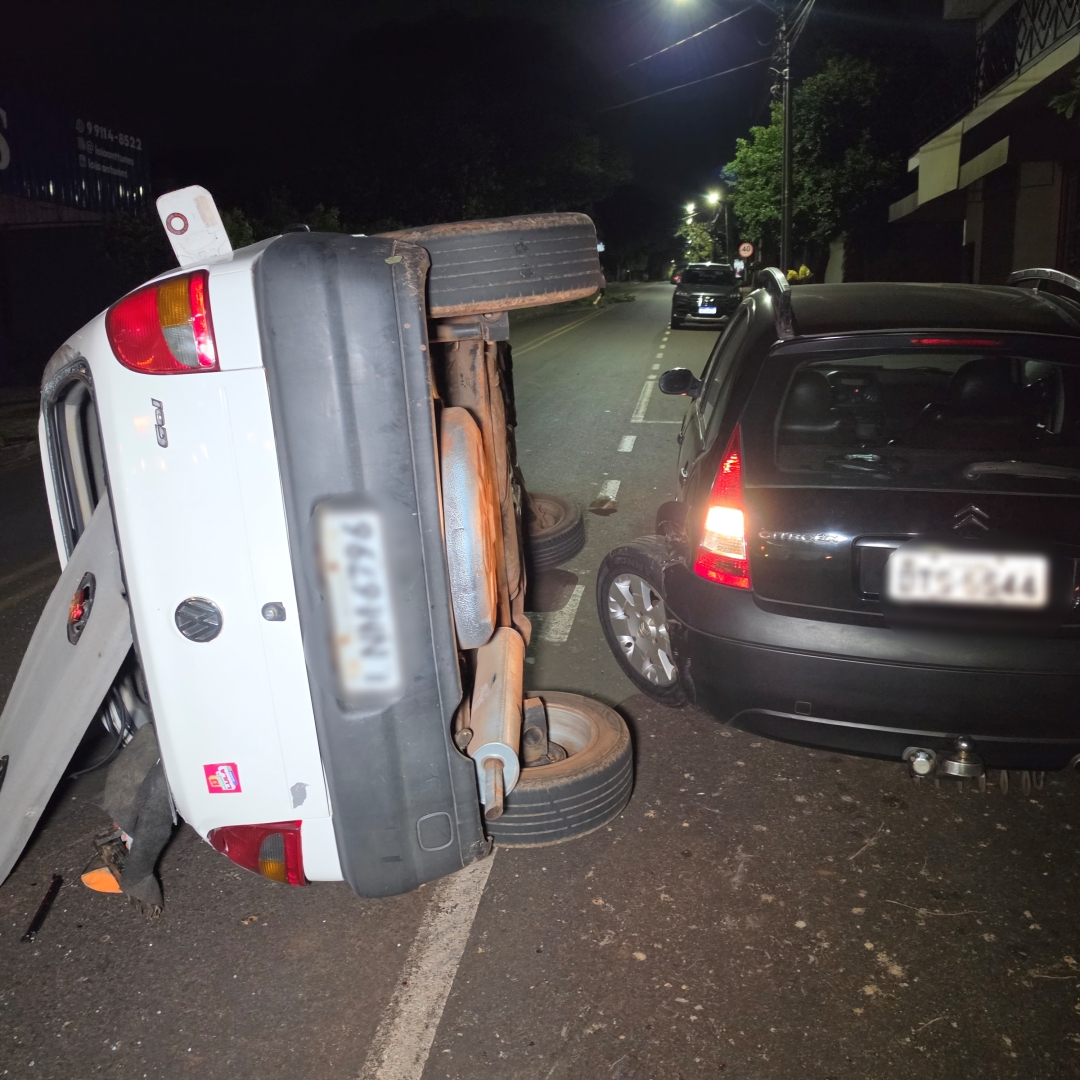 Gol tomba após motorista tentar evitar colisão com ônibus do transporte coletivo em Maringá