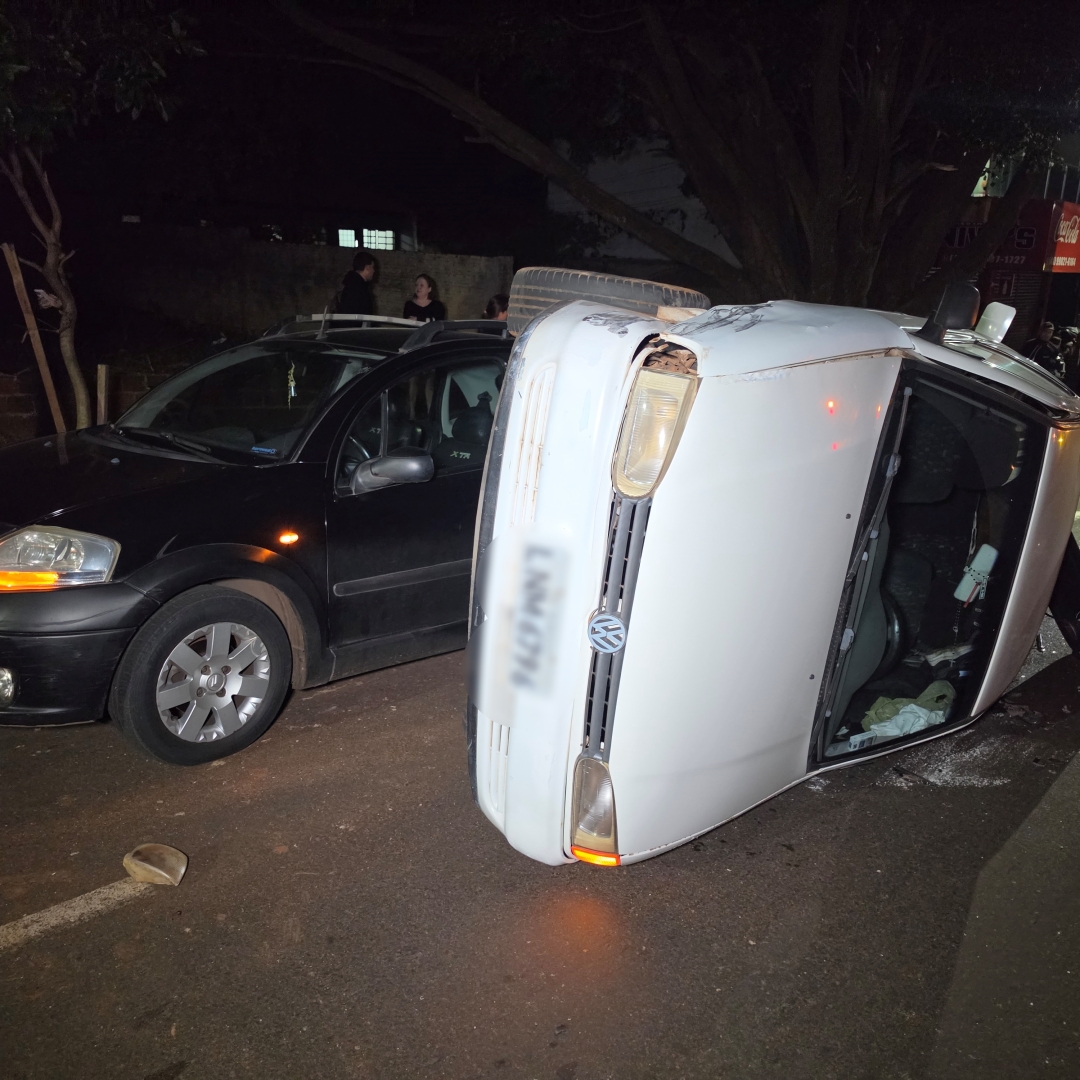Gol tomba após motorista tentar evitar colisão com ônibus do transporte coletivo em Maringá