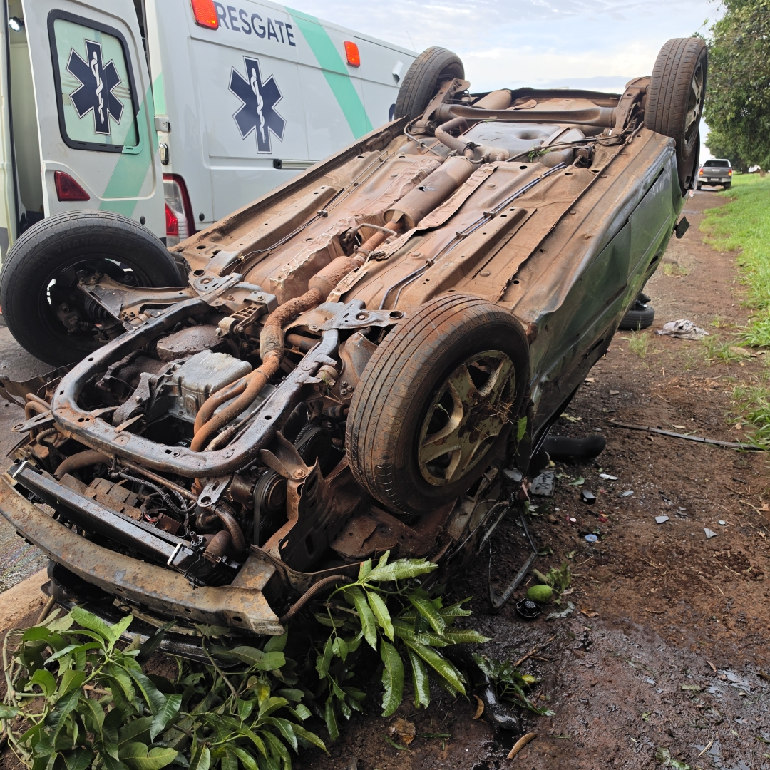 Motorista com suspeita de embriaguez sofre acidente e é ejetado de veículo na PR-323