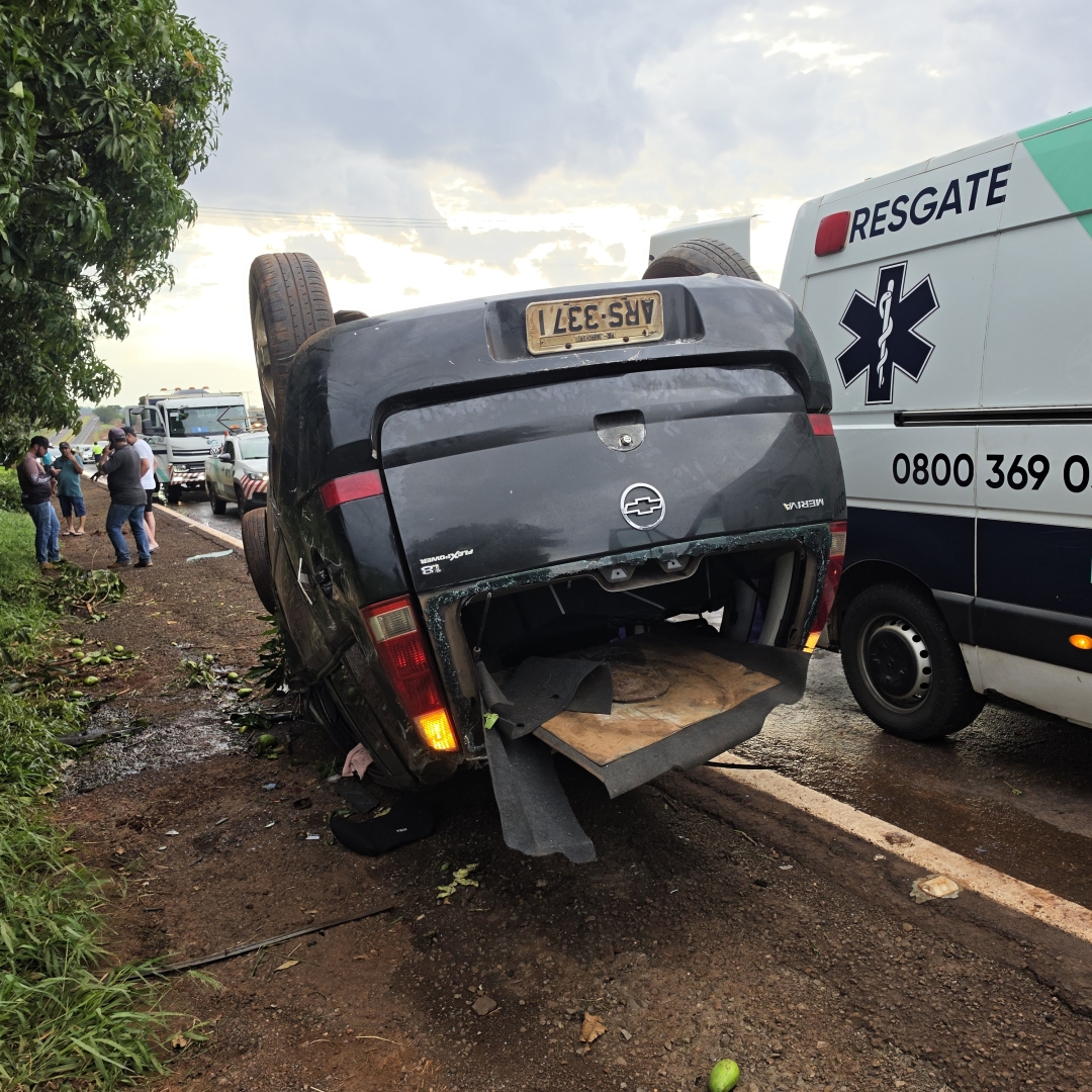 Motorista com suspeita de embriaguez sofre acidente e é ejetado de veículo na PR-323