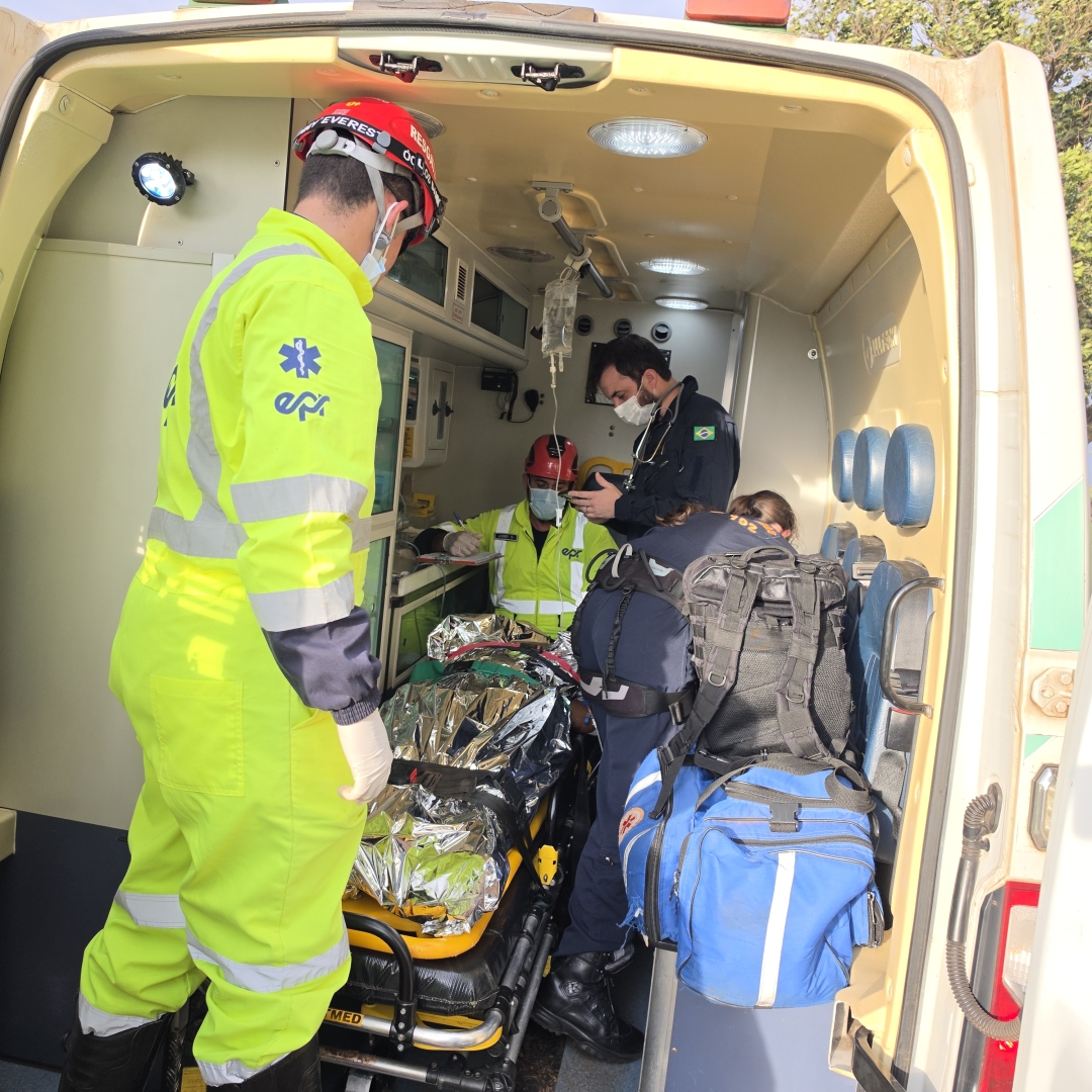 Motorista com suspeita de embriaguez sofre acidente e é ejetado de veículo na PR-323