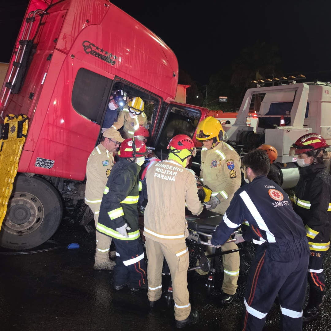 Motorista paraguaio fica ferido após carreta atingir veículos no semáforo do Contorno Sul