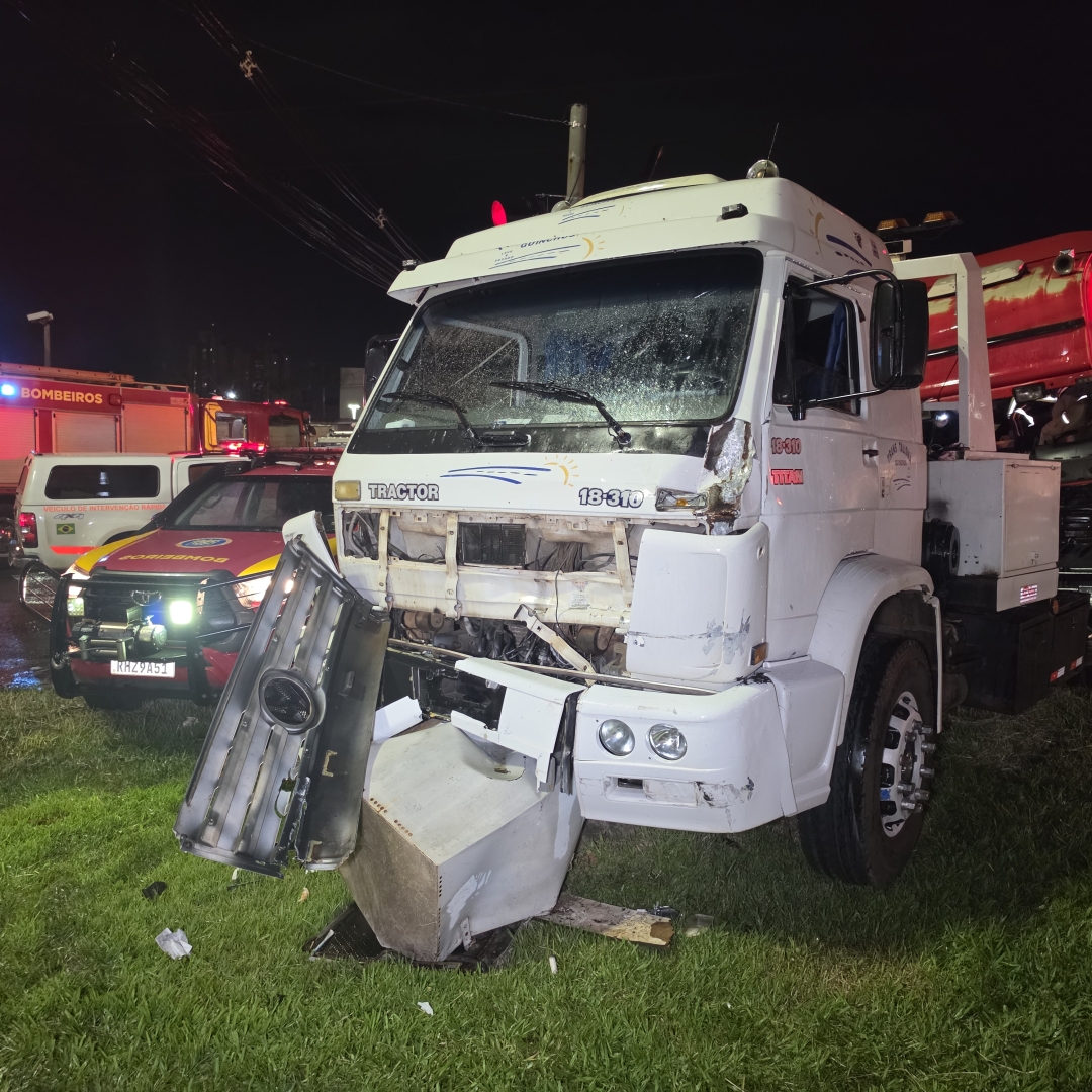 Motorista paraguaio fica ferido após carreta atingir veículos no semáforo do Contorno Sul