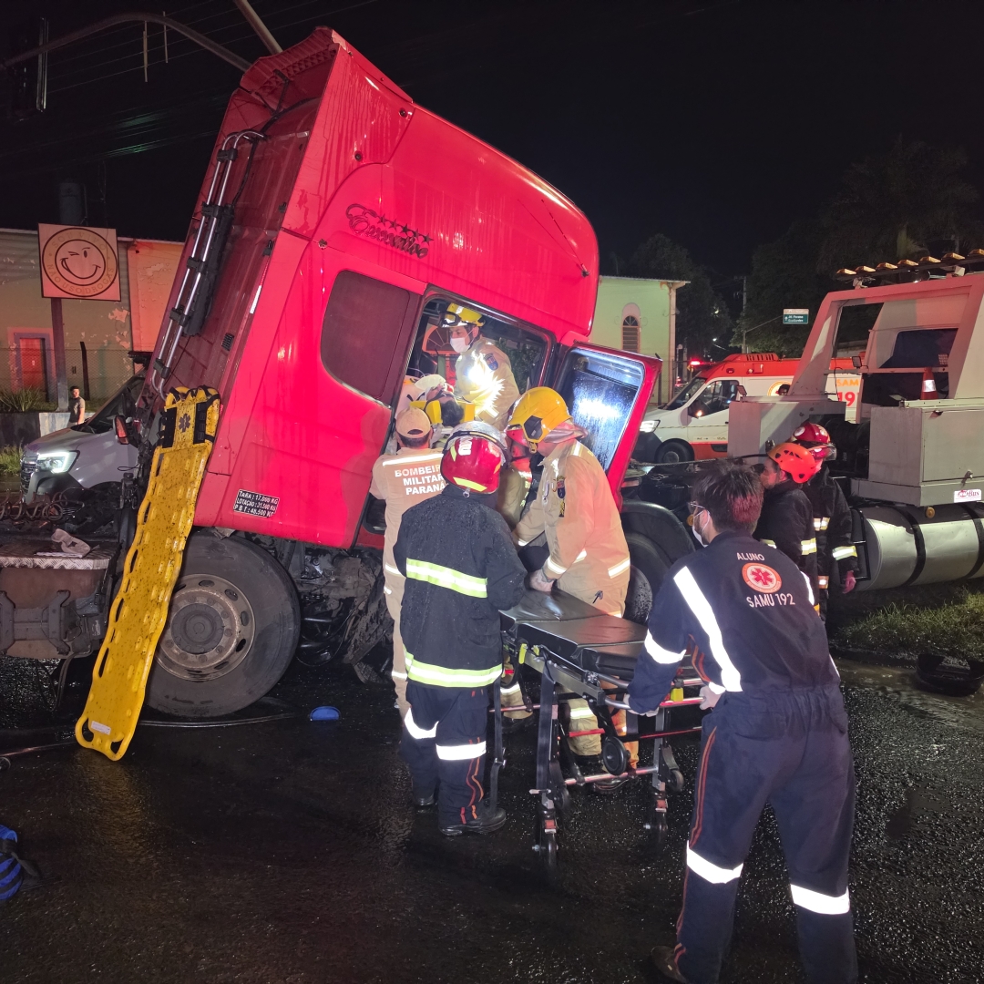 Motorista paraguaio fica ferido após carreta atingir veículos no semáforo do Contorno Sul