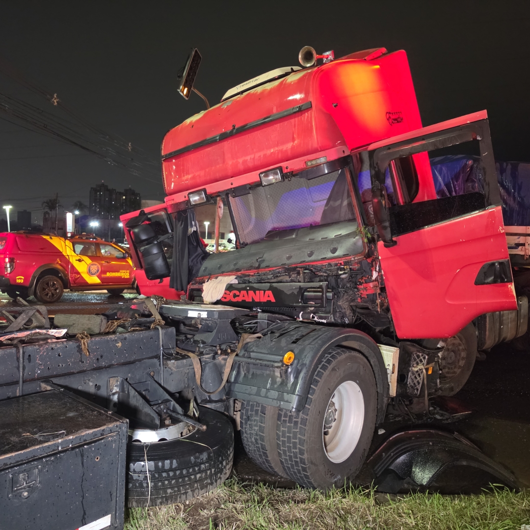 Motorista paraguaio fica ferido após carreta atingir veículos no semáforo do Contorno Sul