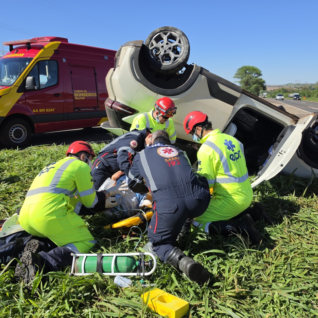 Motorista fica ferido após provocar acidente e capotar veículo na PR-317, em Maringá