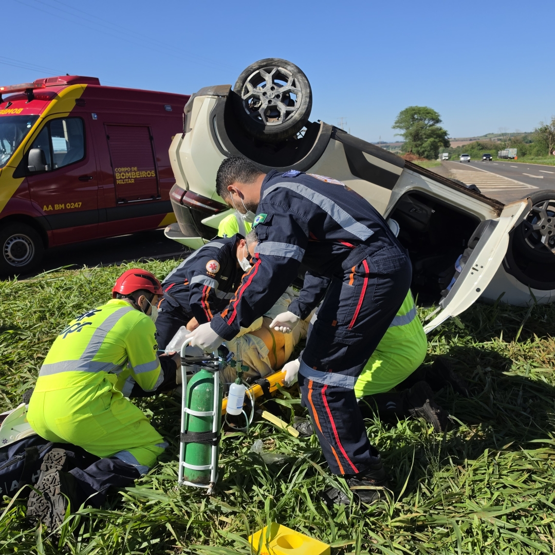 Motorista fica ferido após provocar acidente e capotar veículo na PR-317, em Maringá