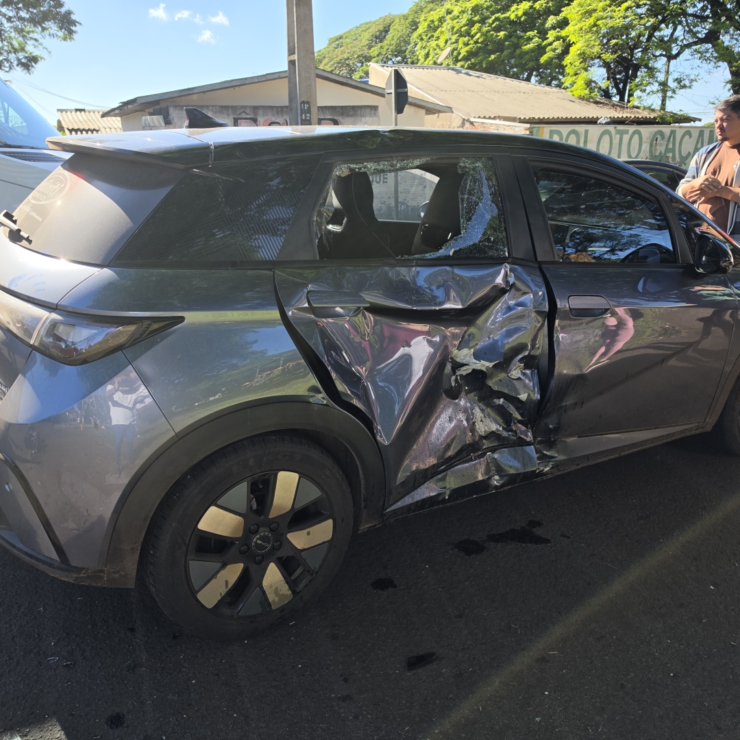 Motorista cruza preferencial e provoca acidente grave no Jardim Alvorada