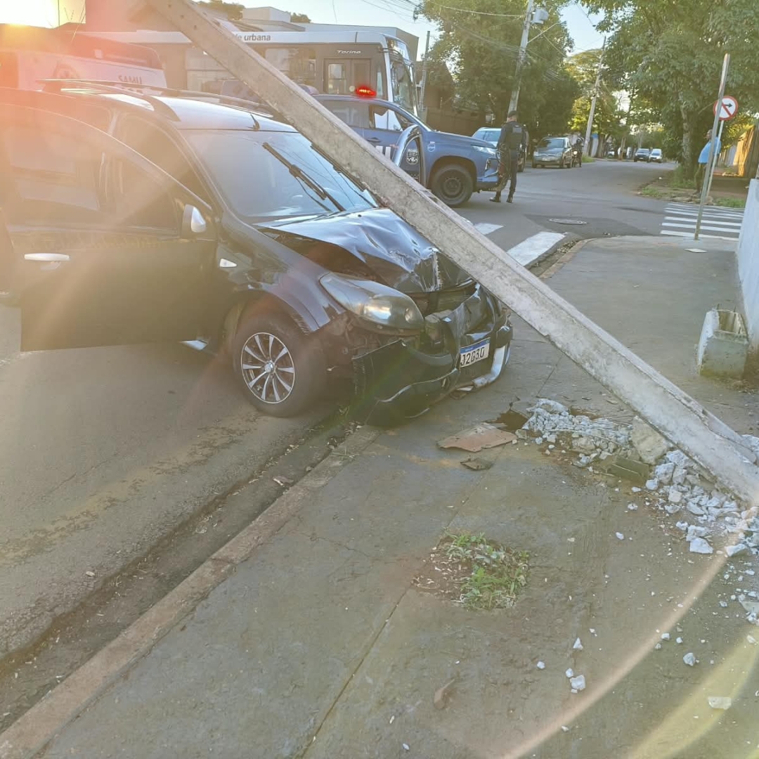 Carro com mulher e duas crianças bate contra poste após acidente no Conjunto Cidade Alta, em Maringá
