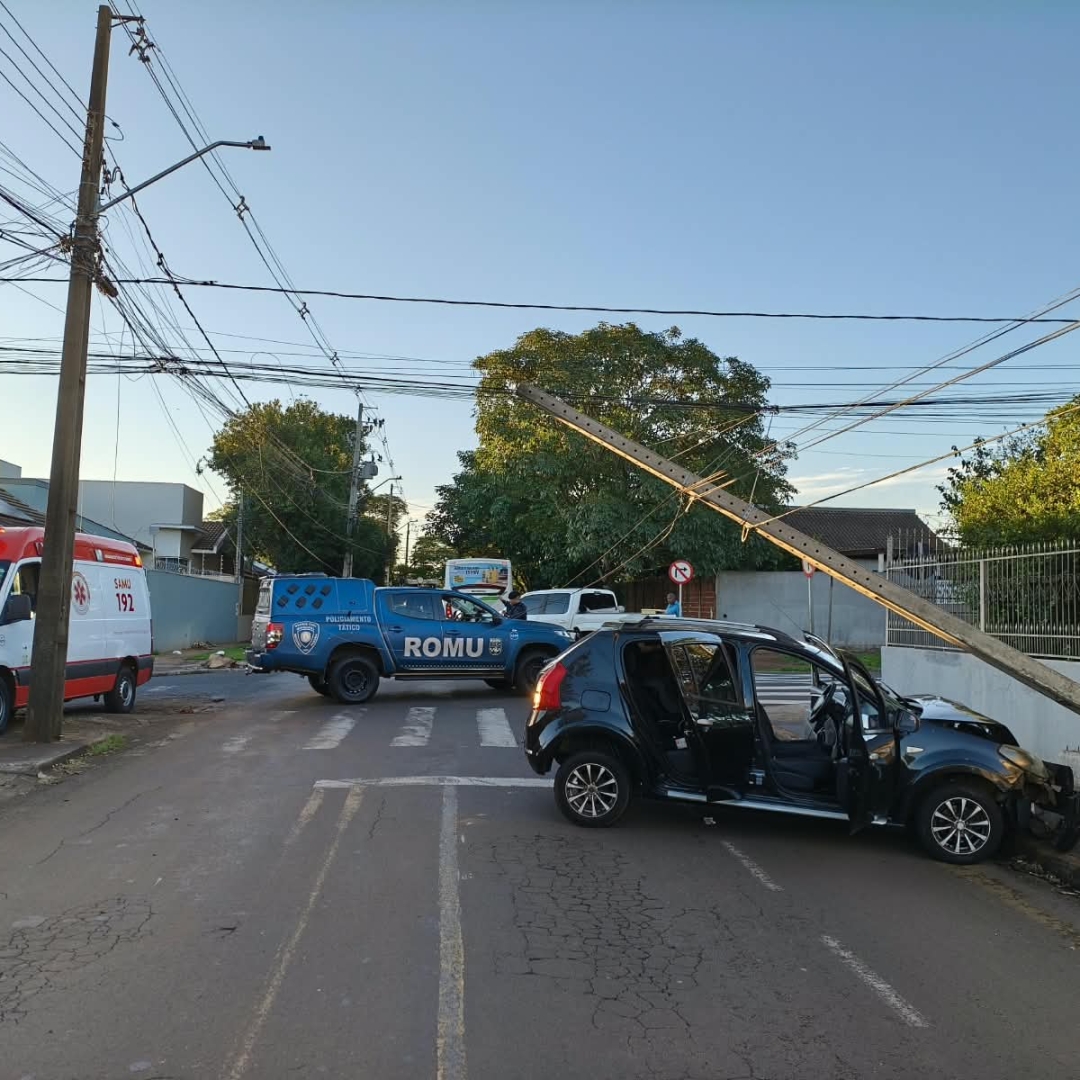 Carro com mulher e duas crianças bate contra poste após acidente no Conjunto Cidade Alta, em Maringá 