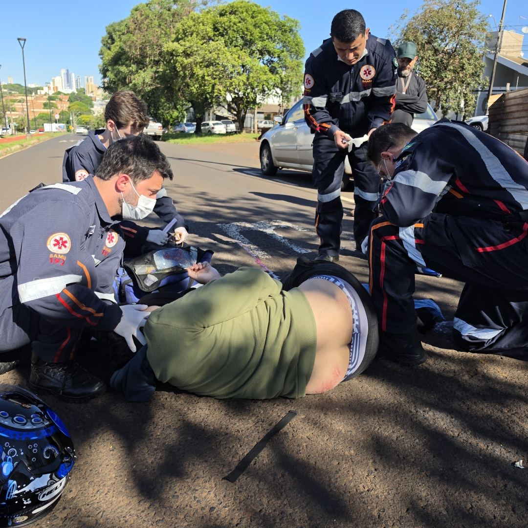 Motociclista sofre fratura exposta no tornozelo após bater contra caminhonete estacionada em Maringá