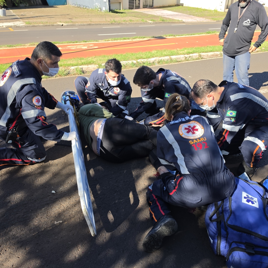 Motociclista sofre fratura exposta no tornozelo após bater contra caminhonete estacionada em Maringá