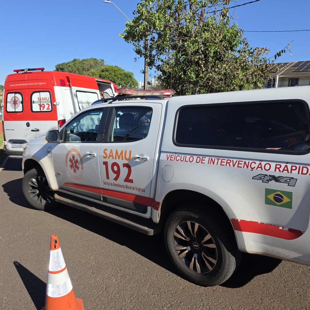 Motociclista sofre fratura exposta no tornozelo após bater contra caminhonete estacionada em Maringá