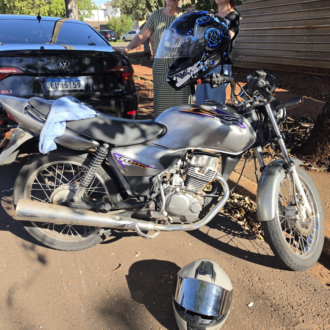 Motociclista sofre fratura exposta no tornozelo após bater contra caminhonete estacionada em Maringá