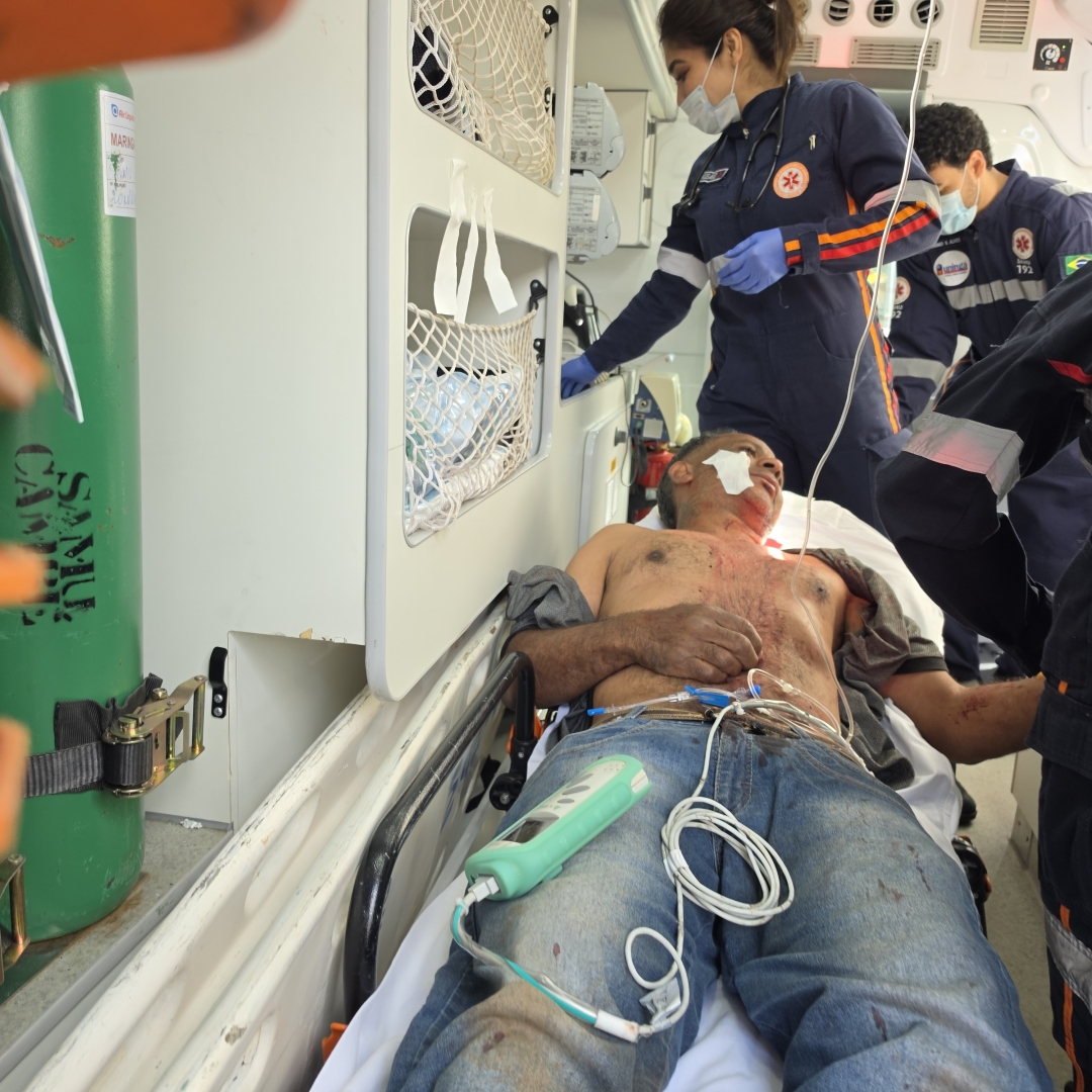 Homem sofre facadas na boca e próximo ao ouvido; companheira é presa em flagrante