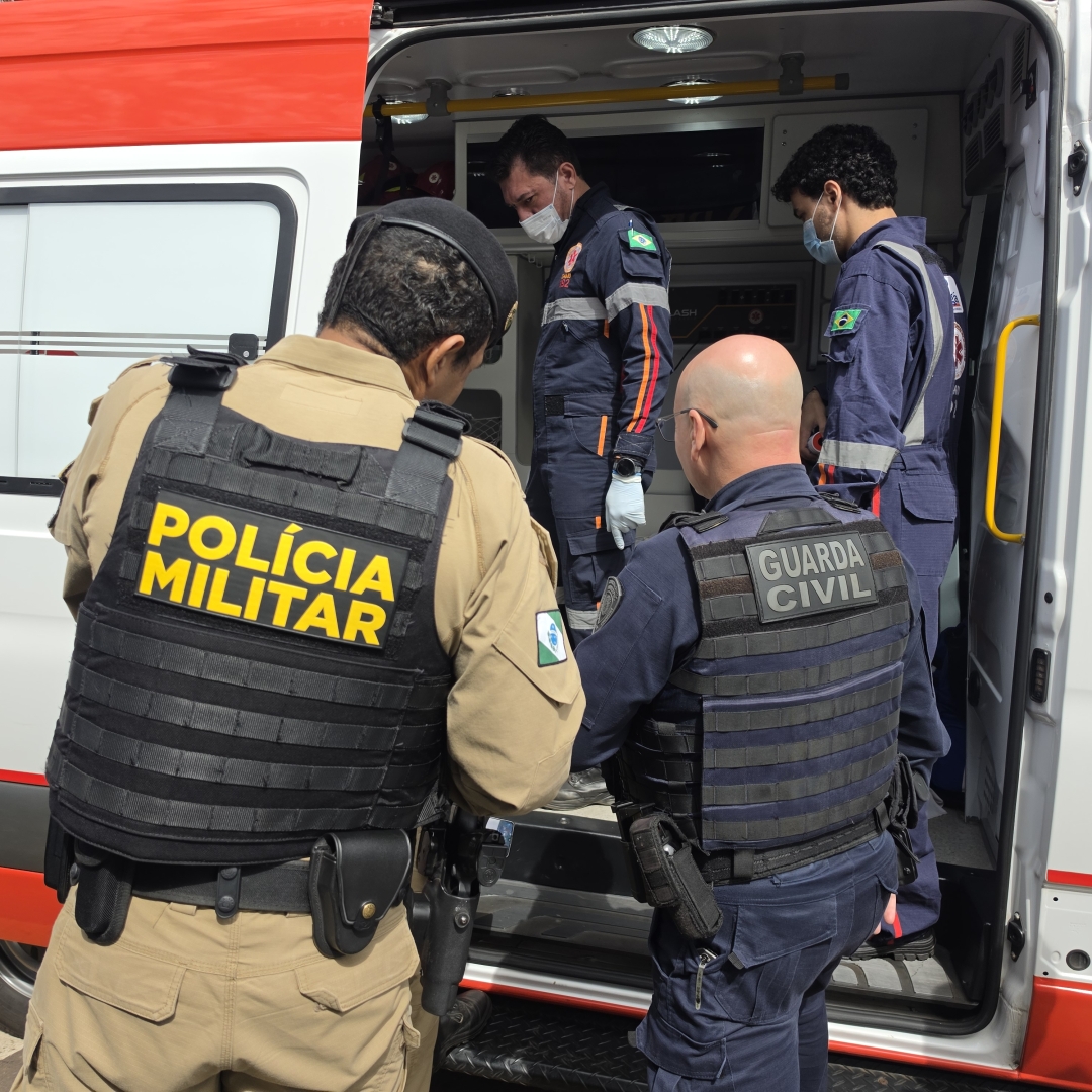 Homem sofre facadas na boca e próximo ao ouvido; companheira é presa em flagrante